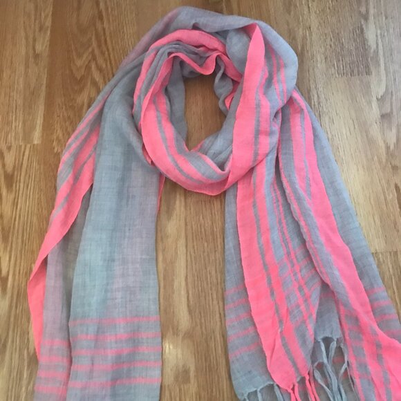 Ann Taylor LOFT Gray & Pink Lightweight Fringe Wool Scarf - Picture 3 of 7
